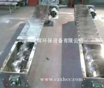 本公司自行設(shè)計(jì)的各種規(guī)格不銹鋼螺旋輸送機(jī)，其整體剛性好、運(yùn)轉(zhuǎn)平穩(wěn)、易對(duì)中、密封可靠，不銹鋼有軸螺旋機(jī)的螺旋軸一般采用兩端部滾動(dòng)軸承支承（滾動(dòng)軸承采用國內(nèi)外的優(yōu)質(zhì)產(chǎn)